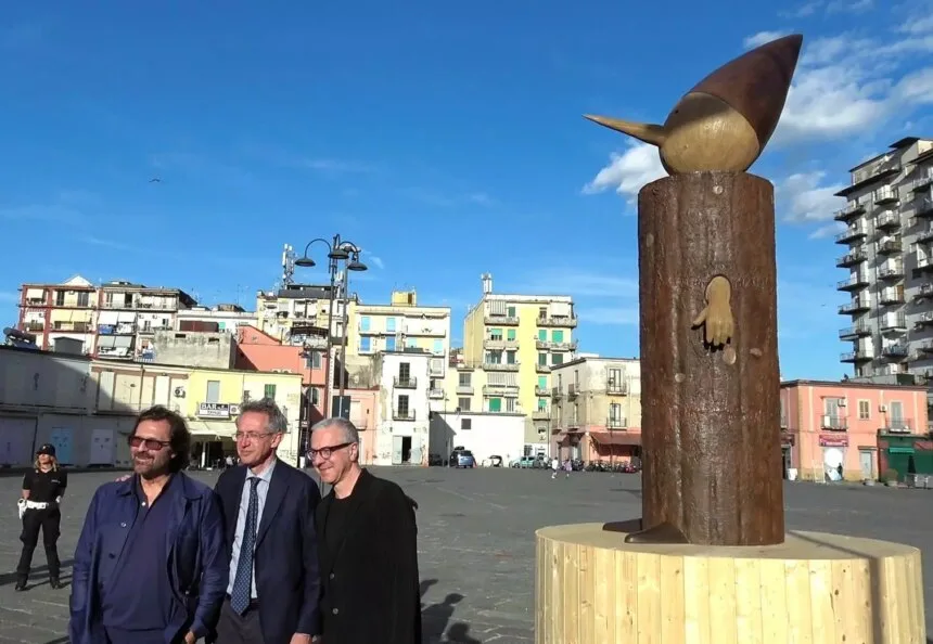 Inaugurato il Pinocchio di Jori in Piazza Mercato a Napoli