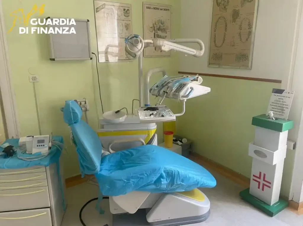 Castel Volturno e Bagnoli: sequestrati due studi abusivi gestiti da finti dentisti 2 finti dentisti1