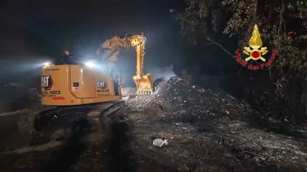 Maxi incendio nell'ex campo nomadi di Capua 4 Maxi incendio Capua 1