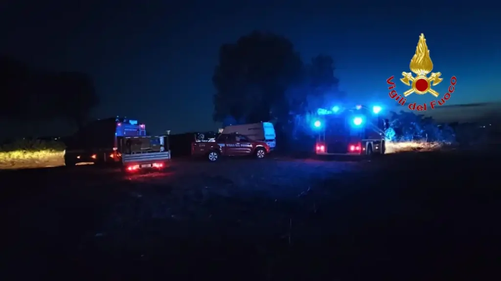 Maxi incendio nell'ex campo nomadi di Capua 2 Maxi incendio Capua 3