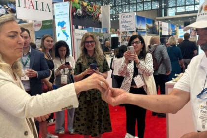 L'ambasciatrice negli Usa Zappia assaggia la mozzarella Dop appena realizzata dal maestro casaro.