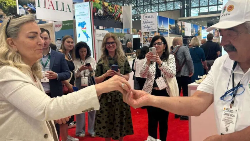 L'ambasciatrice negli Usa Zappia assaggia la mozzarella Dop appena realizzata dal maestro casaro.