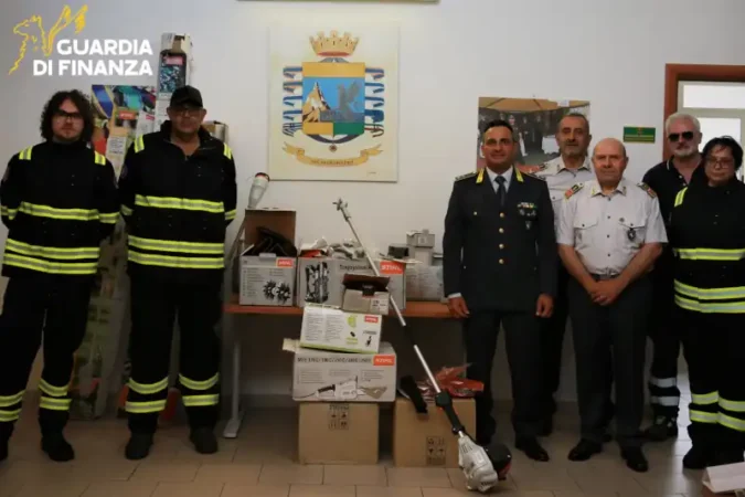 Guardia di Finanza Caserta dona attrezzature sequestrate alla Protezione Civile 2 donazione attrezzature sequestrate 2