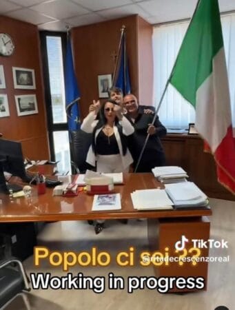 Video del consigliere Di Fenza con i TikToker, Azione Campania prende le distanze 2 Video del consigliere Di Fenza con i TikToker, Azione Campania prende le distanze