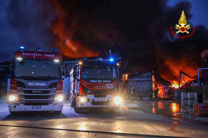 In fiamme azienda trattamento rifiuti, bruciata area di 40mila metri quadri 4 Vigili del Fuoco Caserta incendio capannone 1