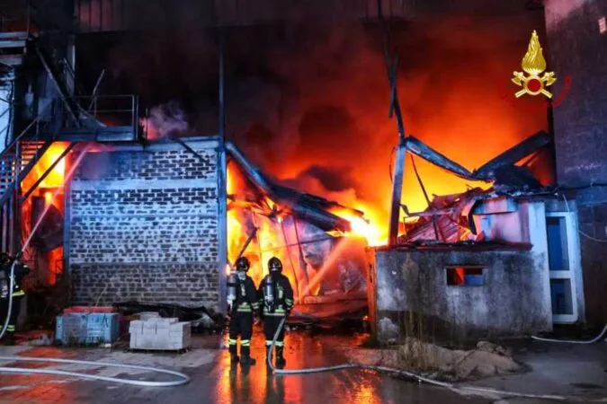 In fiamme azienda trattamento rifiuti, bruciata area di 40mila metri quadri 3 Vigili del Fuoco Caserta incendio capannone 2