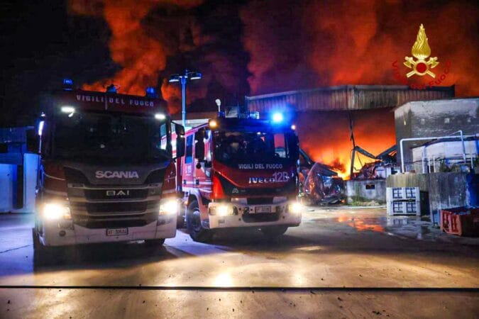 In fiamme azienda trattamento rifiuti, bruciata area di 40mila metri quadri 2 Vigili del Fuoco Caserta incendio capannone 3