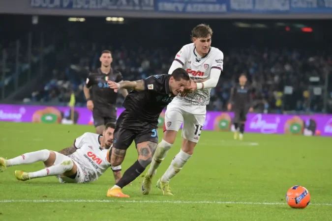 Napoli ai quarti dopo una maratona di rigori: Cagliari battuto 10-9 al Maradona 2 Napoli Cagliari