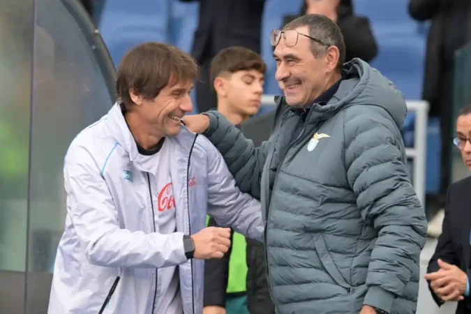 Lazio-Napoli 0-2: gli azzurri comandano all’Olimpico e si riportano a -1 dal Milan 2 Antonio Conte e Maurizio Sarri, Lazio Napoli 0 a 2