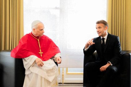 Papa Macron 1